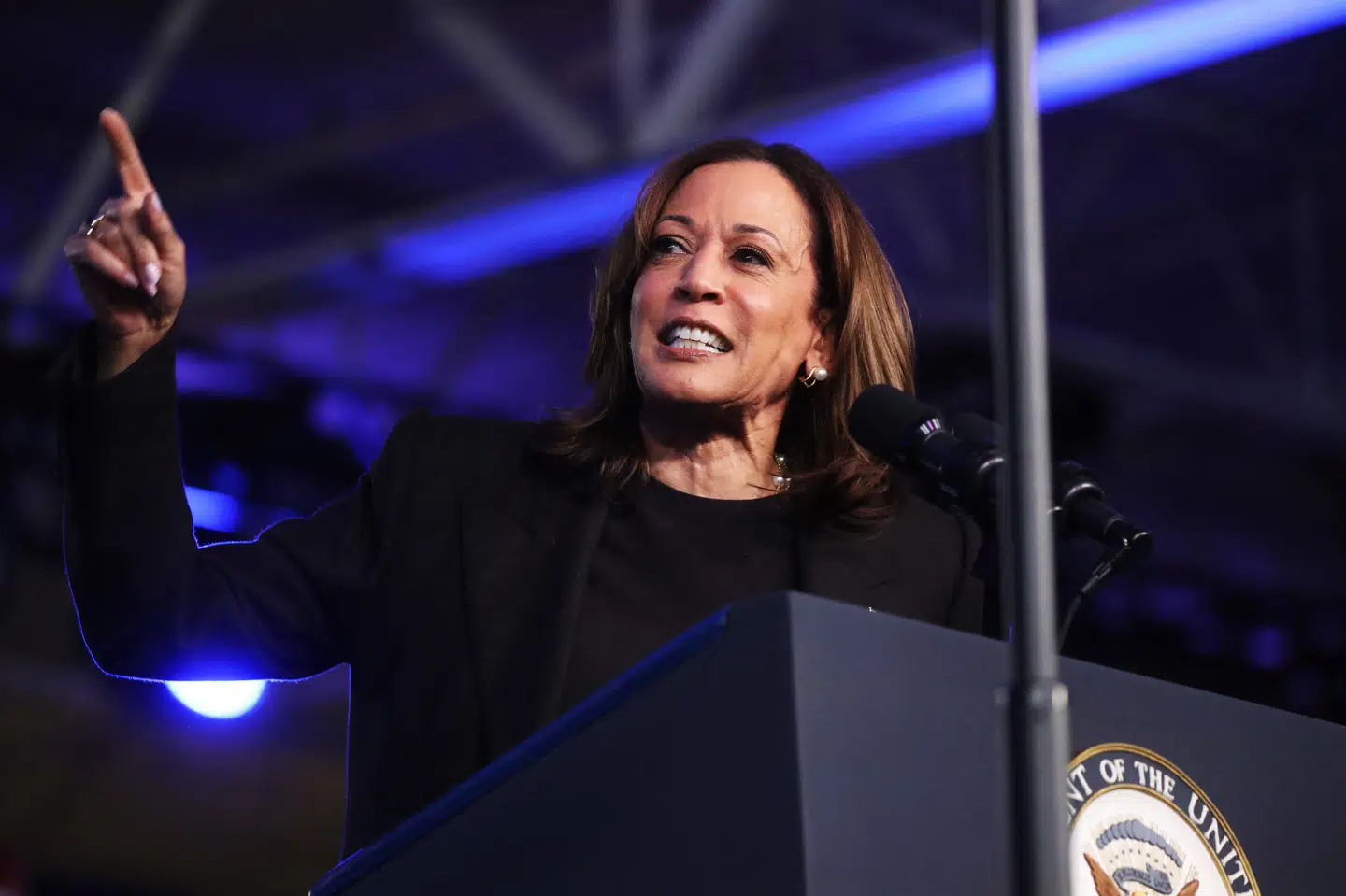 Vicepræsident og demokraternes præsidentkandidat, Kamala Harris, holder vælgermøde i delstaten Michigan 18. oktober 2024. Harris holdt i løbet af dagen vælgermøder flere steder i delstaten, imens Donald Trump holdt vælgermøde i byen Detroit. De første valgsteder åbner for tidlig stemmeafgivelse i delstaten lørdag.