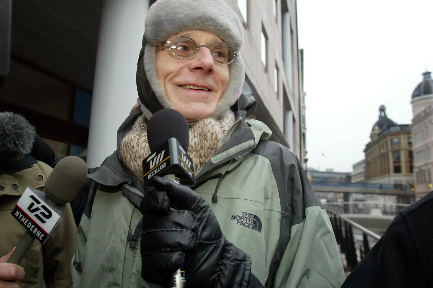 Tvind-sagen blev 5 marts 2003 genoptaget ved retten i Århus. Under stor tumult og massivt presseopbud ankom Tvind-lederen Mogens Amdi Petersen til retsbygning på Åboulevarden. I 2006 blev han frifundet af byretten i Ringkøbing for økonomisk kriminalitet. Anklagemyndigheden ankede til landsretten, men han stak af. Nu skal landsretten beslutte, om varetægtsfængslingen skal afblæses. (Arkivfoto).