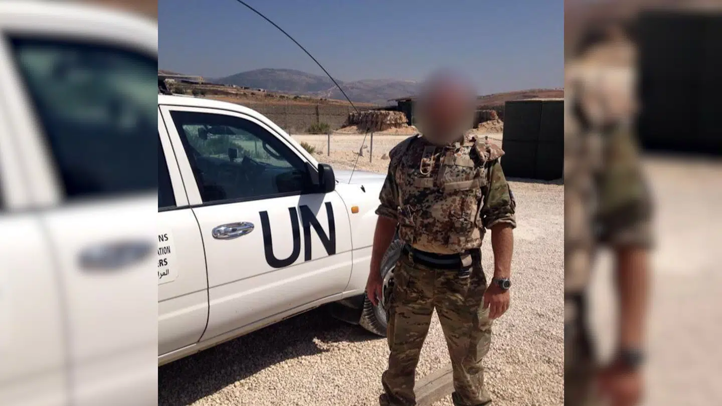 Tidliger FN soldat Michael ved siden af en FN bil.