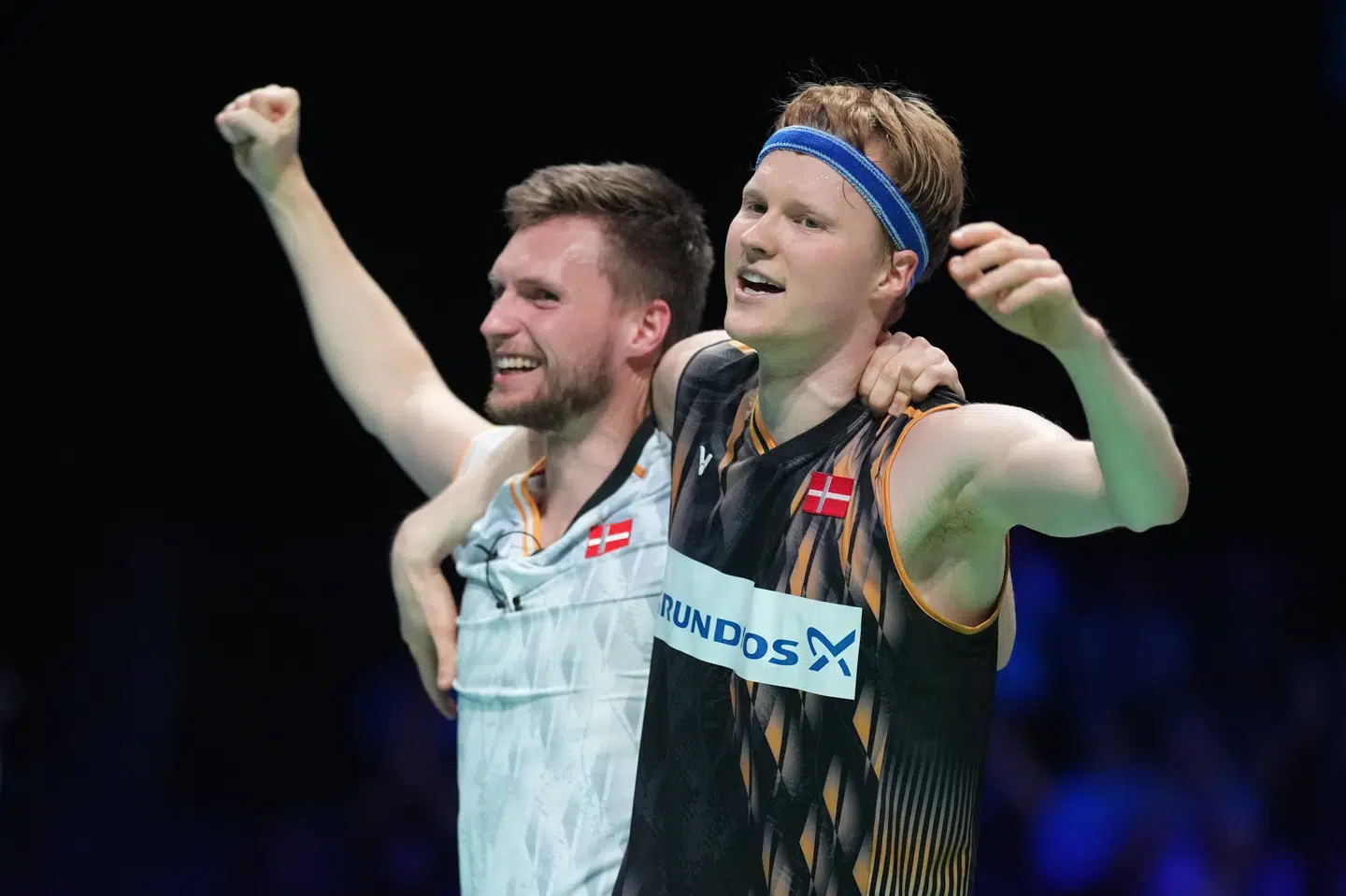 I sin blot anden turnering med sin storebror Kasper Antonsen (tv.) som træner strøg Anders Antonsen (th.) til tops og vandt for anden gang i karrieren Denmark Open.