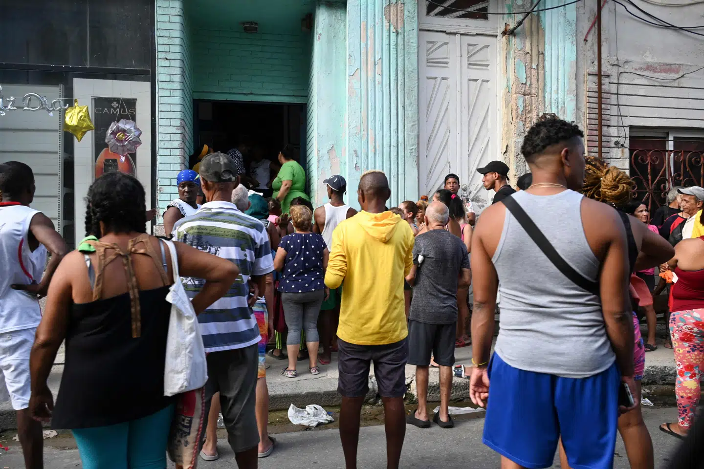 Billede fra søndag af cubanere, der står i kø til at få udleveret mad, mens landet i tre dage har været ramt af omfattende strømsvigt.