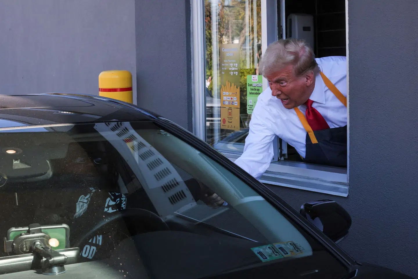 Donald Trump plejede kunder og vælgere i en McDonald's i Pennsylvania denne søndag. Foto: Brian Snyder, Scanpix