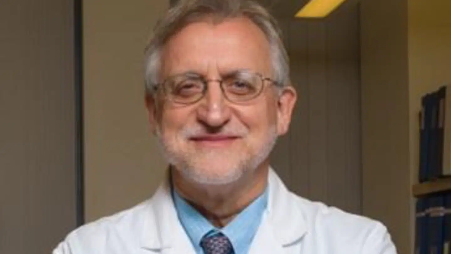 Theoharides er en af verdens førende eksperter inden for mast cell activation disorder, som danske Lisa Klit blandt andet lider af. Han har løbende haft kontakt med den 55-årige og forsøgt at hjælpe hende med henvisninger og breve til det danske sundhedsvæsen, forklarer han.