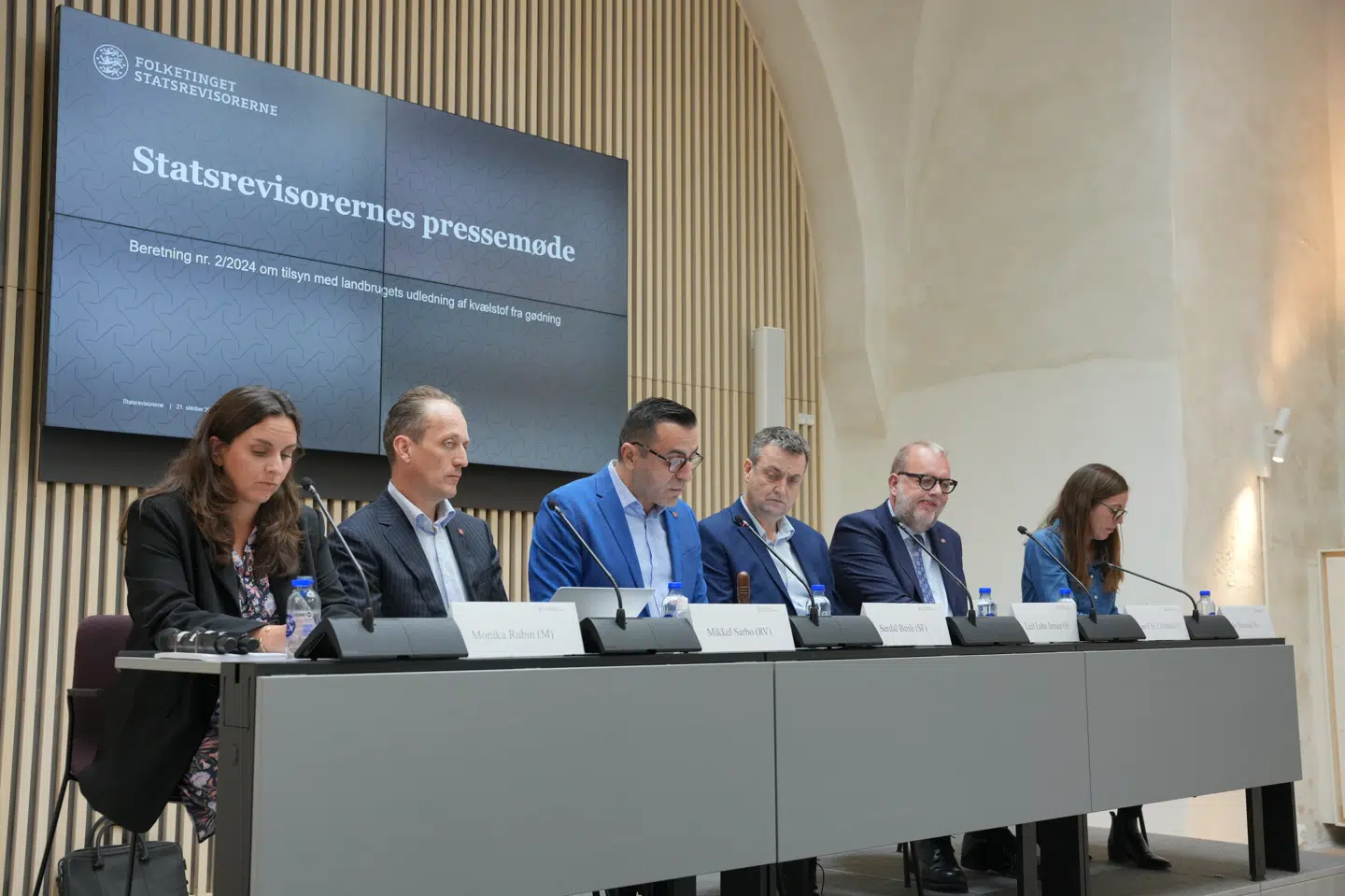 Især Fødevareministeriet får kritik for manglende tilsyn med landbrugets udledning af kvælstof fra gødning. Det fremgår af Statsrevisorernes beretning, som de præsenterede på et pressemøde mandag.
