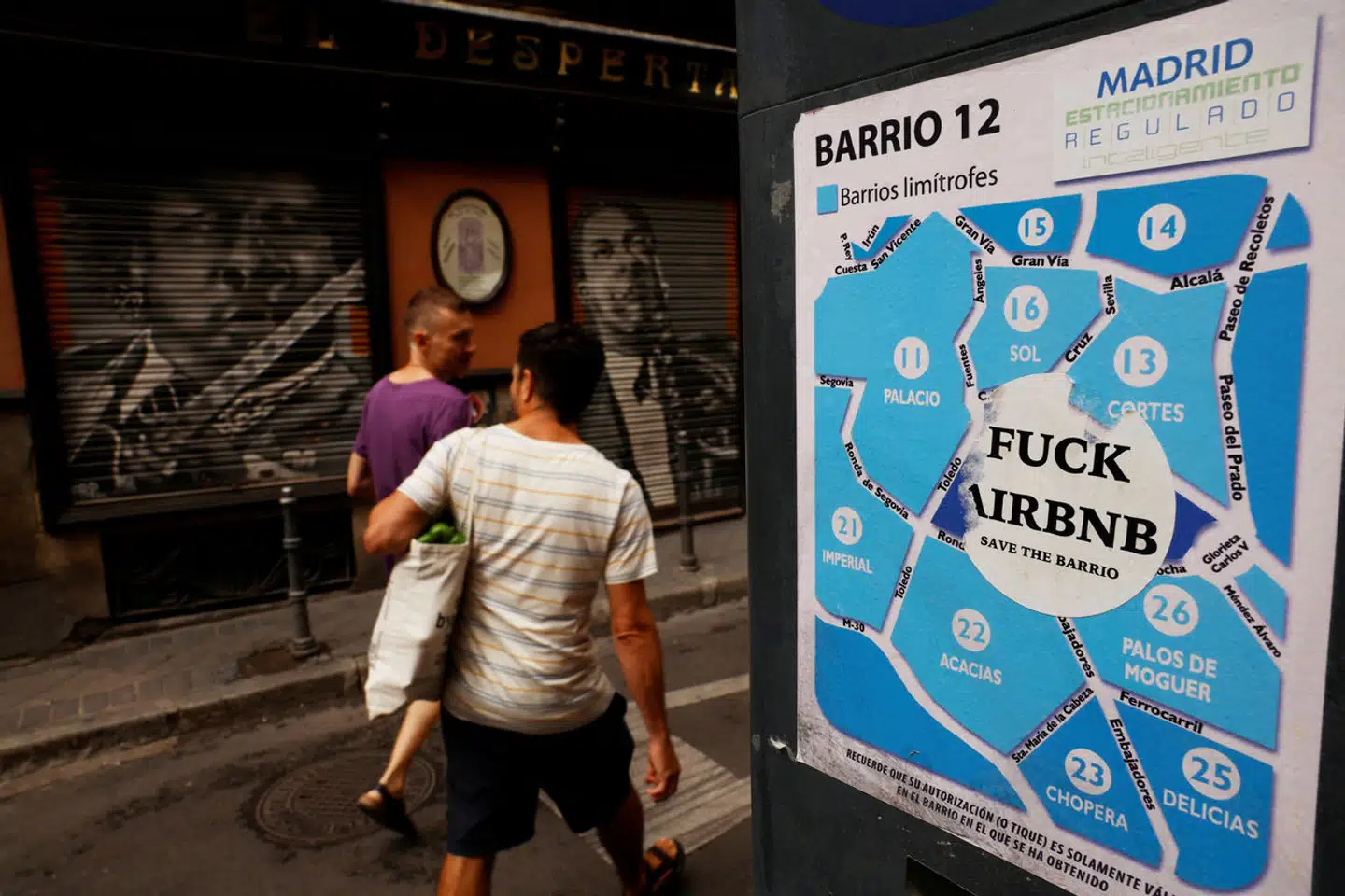 Airbnb har længe været upopulær blandt boligaktivister i Spanien. Her får platformen klar besked i forbindelse med en protest i Madrid.