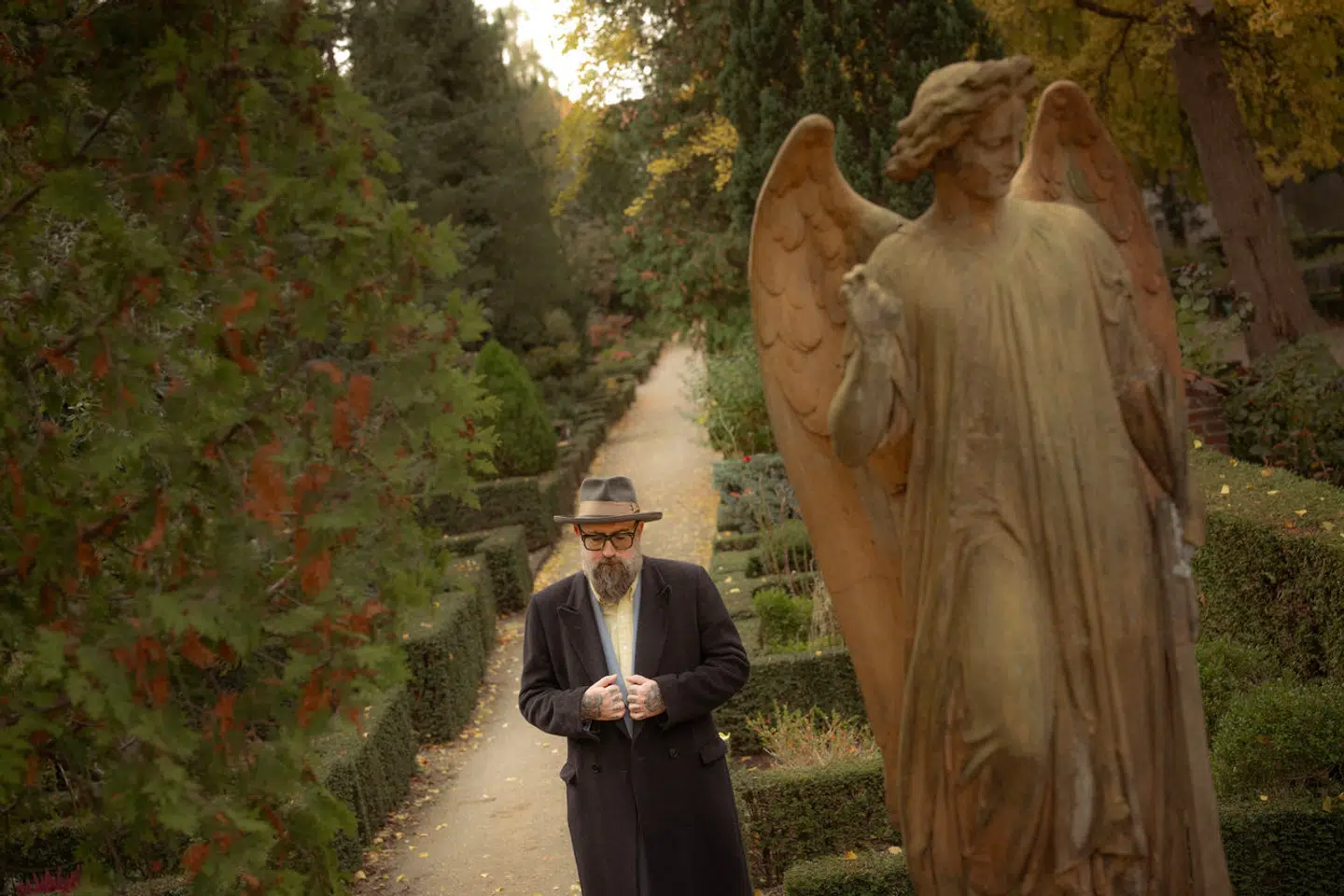Claus Høxbroe gør alt, hvad han kan, for at træffe bevidste beslutninger i sit liv. Han undrer sig over mennesker, der står i kø i halvanden time for at købe et stykke bagværk.