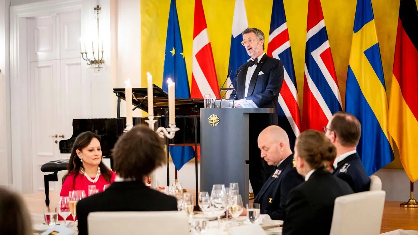 Kong Frederik på talerstolen.