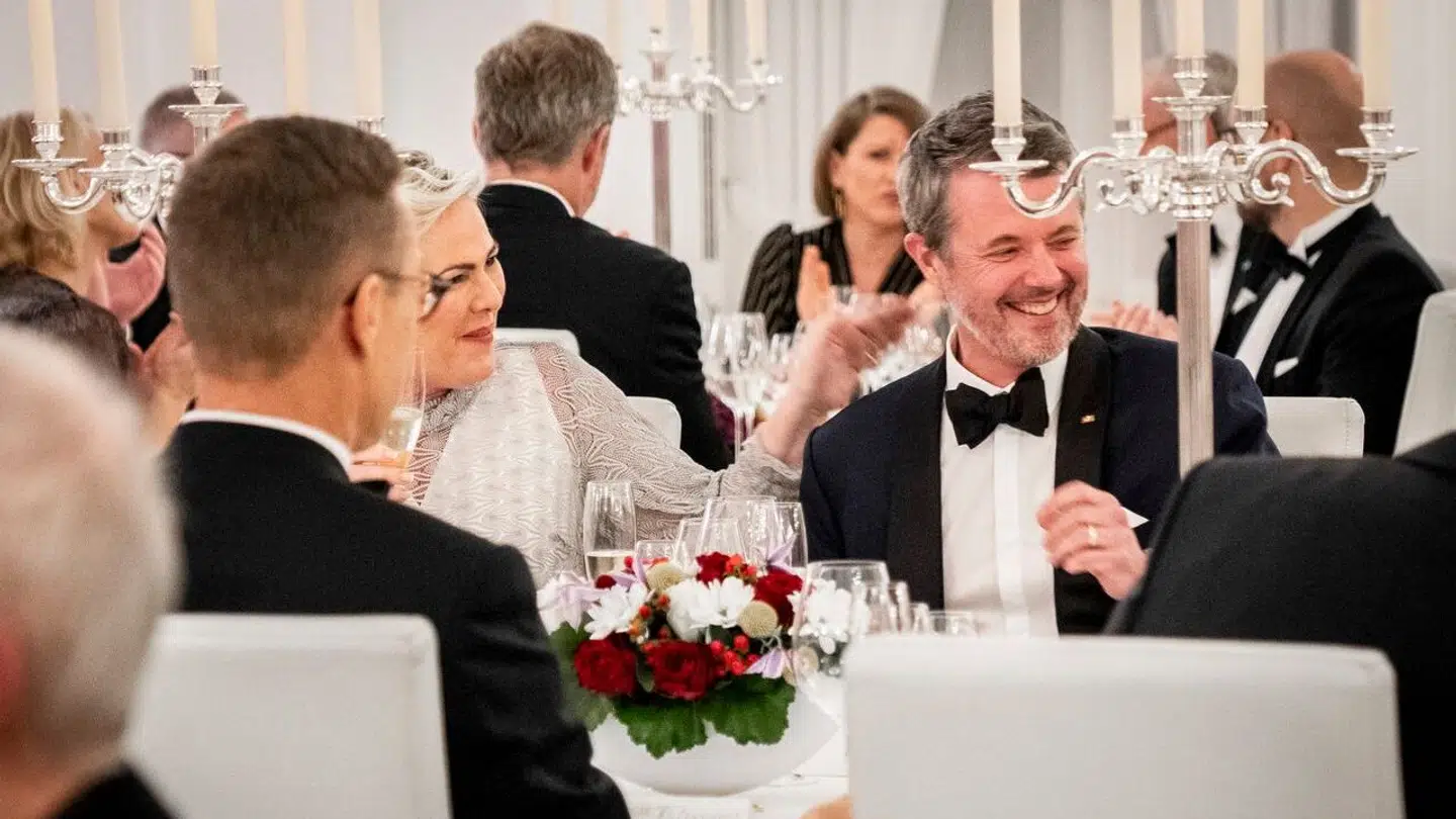 Kong Frederik fik et skulderklap af den islandske præsident efter sin tale.