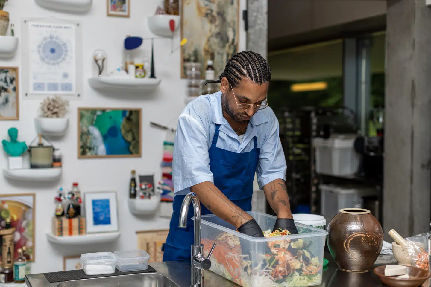 David Zilber er fermenteringsguru og tidligere Noma-kok. I dag er han ansat i den danske industrielle biotekvirksomhed Novonesis, hvor han hjælper fødevareindustrien med at bruge fermentering (gæring) til at udvikle nye og mere bæredygtige fødevarer.
