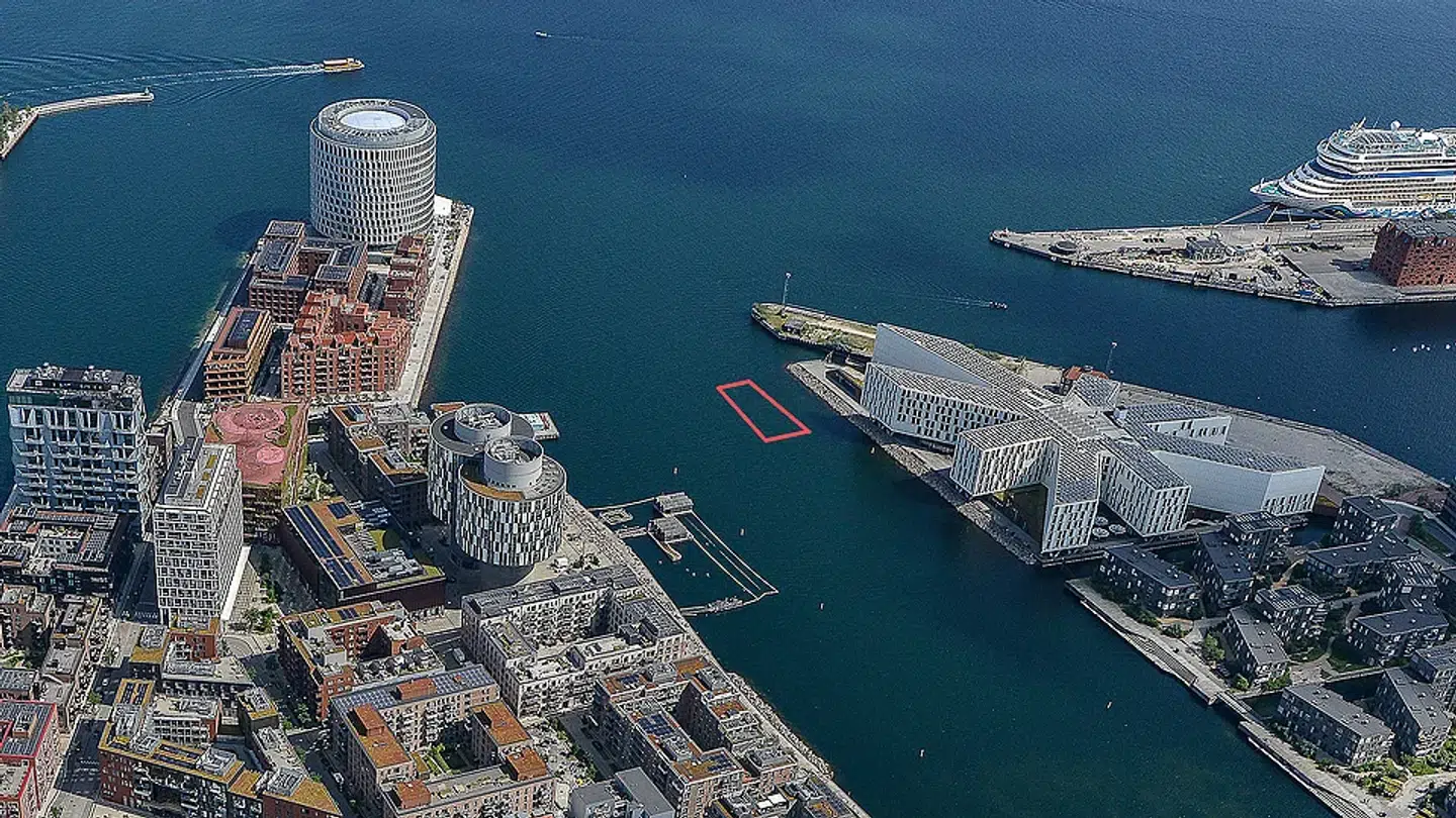 Entreprenøren begynder med at udlægge et såkaldt siltgardin, der skal beskytte vandmiljøet under anlægsarbejdet. Derefter vil sten blive sejlet ind med en pram og lagt ud på havbunden for at skabe stenrevet.