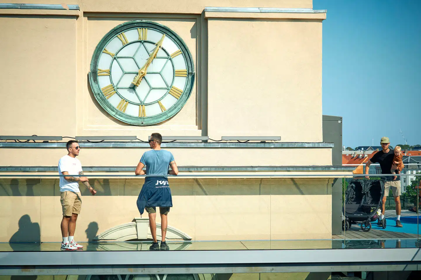 Filmtaget tager sig ellers flot ud i solskinsvejr. Men udgifterne dertil koster tilsyneladende nu et antal medarbejdere jobbet.