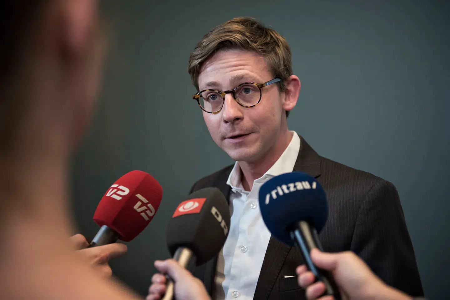 Som nyslået skatteminister stod Karsten Lauritzen (V) pludselig med to gigantiske skandaler: Udbytteskandalen og EFI-skandalen. Begge skandaler bliver i disse år gransket af Undersøgelseskommissionen om Skat.