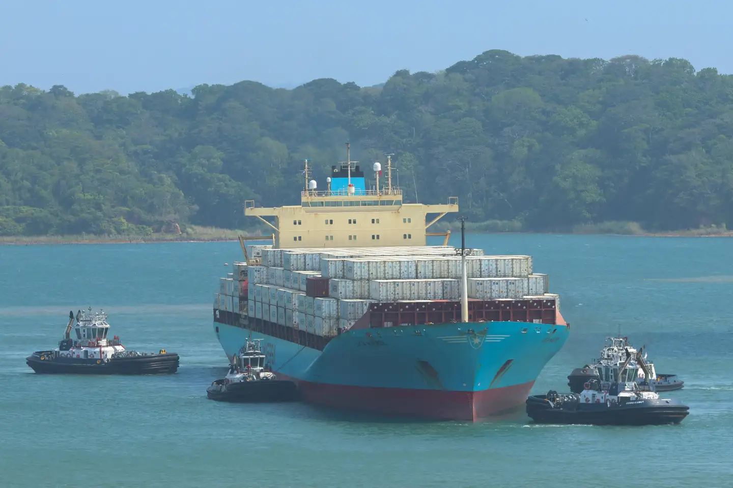 Mærsk står foran store udfordringer i 2025. Her venter et af selskabets skibe ud for Panamakanalen.