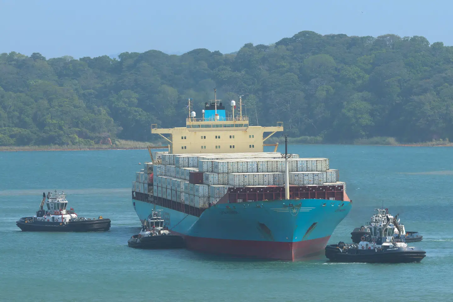 Mærsk står foran store udfordringer i 2025. Her venter et af selskabets skibe ud for Panamakanalen.