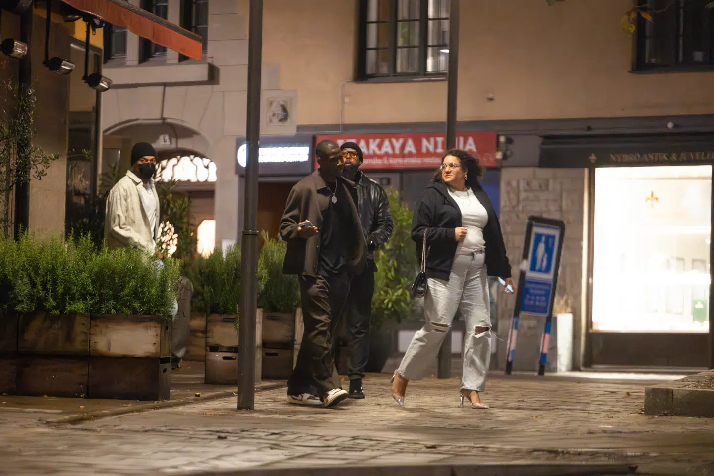 Kylian Mbappé og hans venner spiste på flere eksklusive restauranter under opholdet i Stockholm. På billedet ses fodboldspilleren gemt bag en sort maske – en måde at kunne gemme sig storbyen.