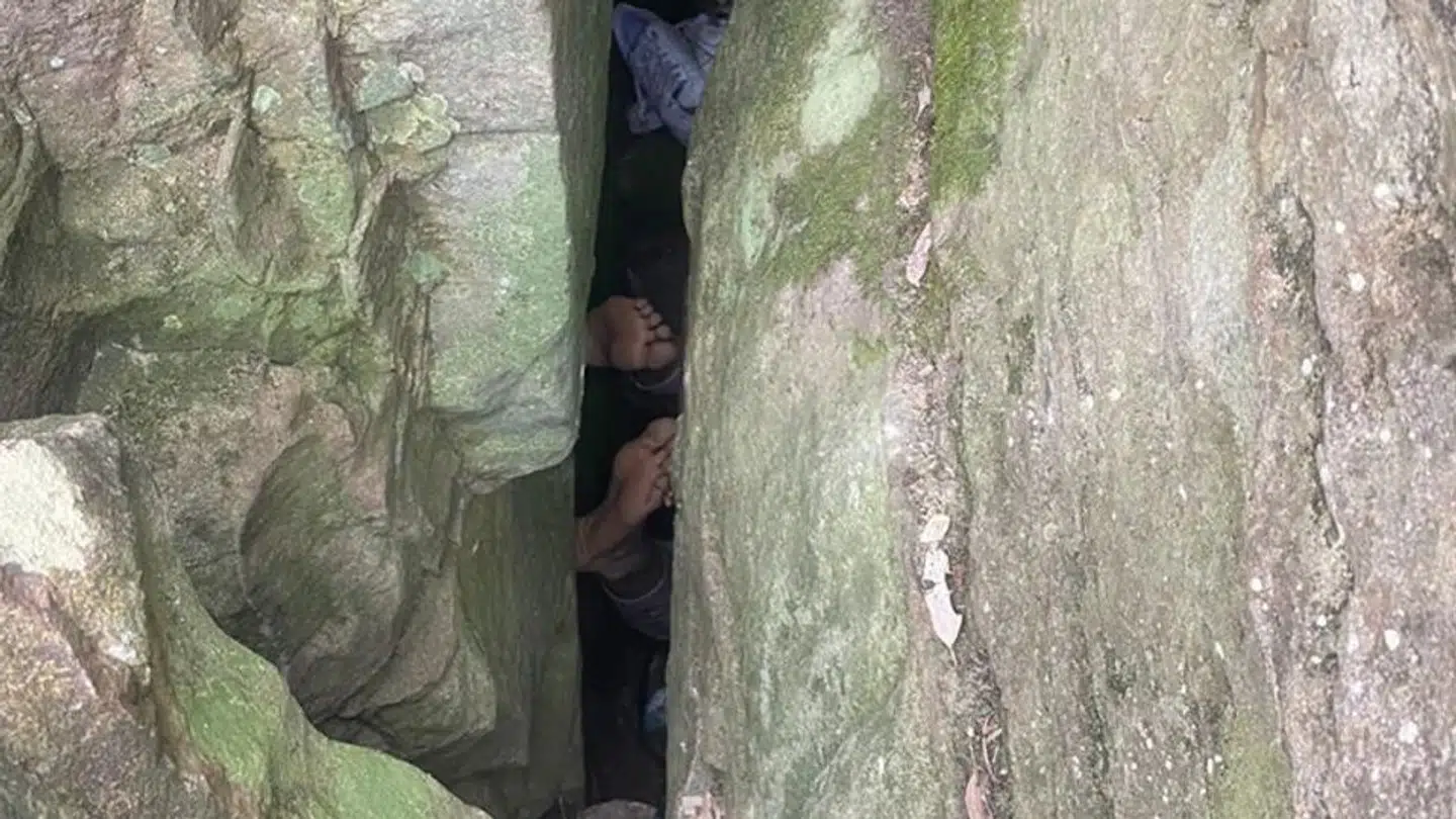 Det var kun kvindens fødder, der kunne ses.