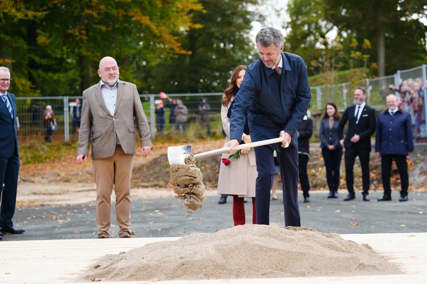 Kong Frederik tog tirsdag eftermiddag det første spadestik til et nyt museum ved det historiske forsvarsanlæg Dannevirke i Nordtyskland.