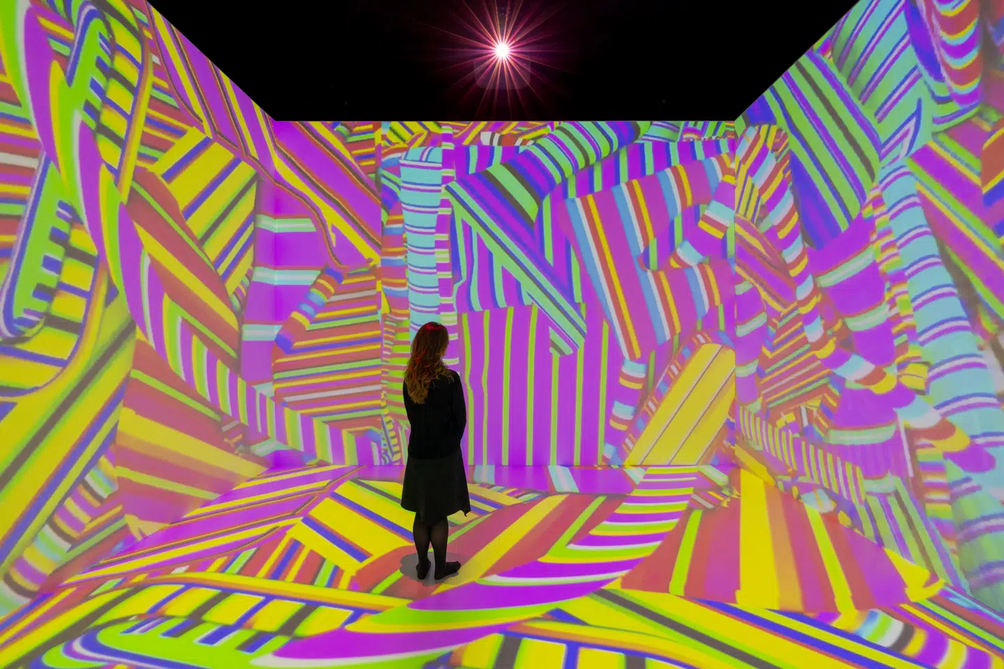 I det roterende spejlrum med værket »Implosión« bliver man hurtigt utilpas, hvis man har tendens til køresyge. Minujín ville gerne skabe en følelse af at være inde i et kunstværk. Marta Minujín, Implosiòn (Implosion) (2021), Installation view of Intensify Life at Copenhagen Contemporary (2024).