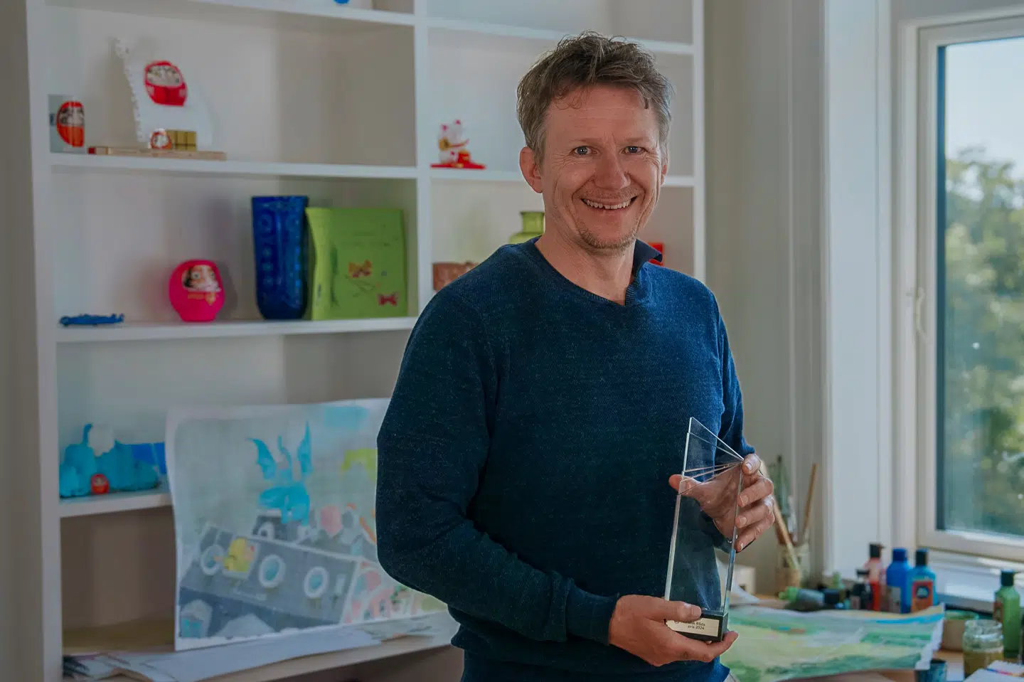 Jakob Martin Strid modtager Nordisk Råds børne- og ungdomslitteraturpris for "Den fantastiske bus". Foto udleveret af Nordisk Råd.