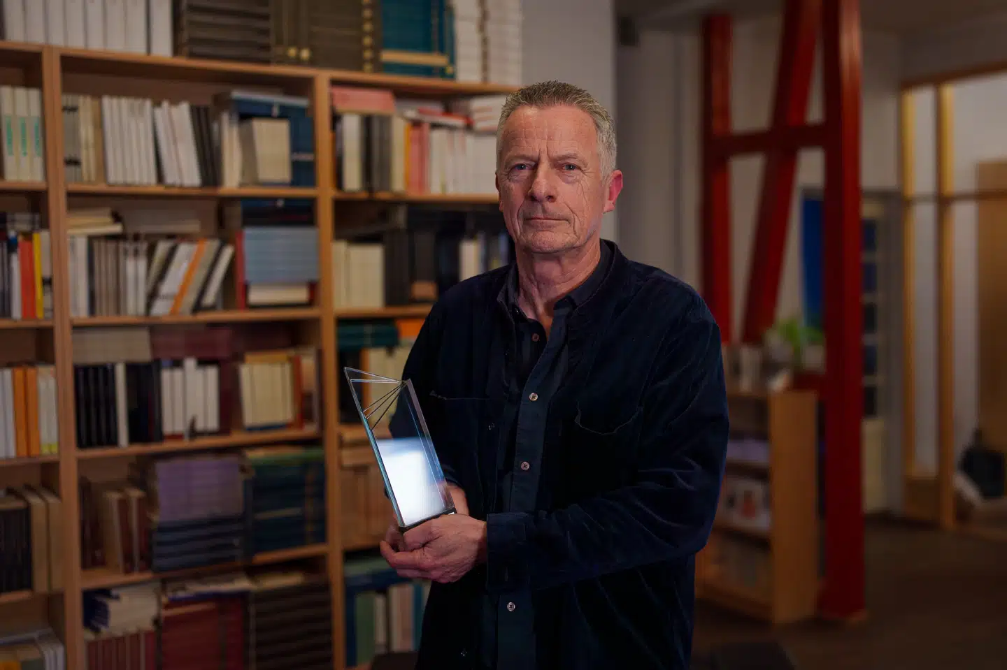 Forfatter Niels Fredrik Dahl modtager Nordisk Råds litteraturpris for romanen "Fars rygg". Romanen er netop udkommet på dansk. Billedet er udleveret af Nordisk Råd.