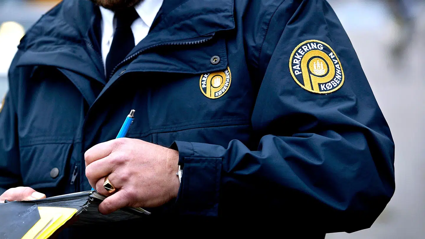 Hvis du ikke husker at indstille din elektroniske p-skive på søndag, risikerer du en bøde. Det er nemlig dagen, vi går over til vintertid.