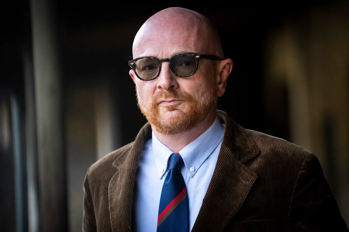 I dokumentaren »Den sorte svane« afslører TV 2 og vært på programmerne Mads Brügger med hjælp fra erhvervsjuristen Amira Smajic kriminalitet og bedrageri på skjulte optagelser.