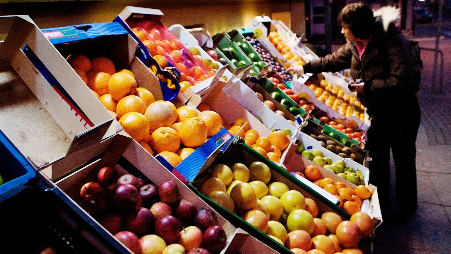 Klart flest danskere vælger friskheden højest, når de skal afgøre, om de køber frugt og grønt.