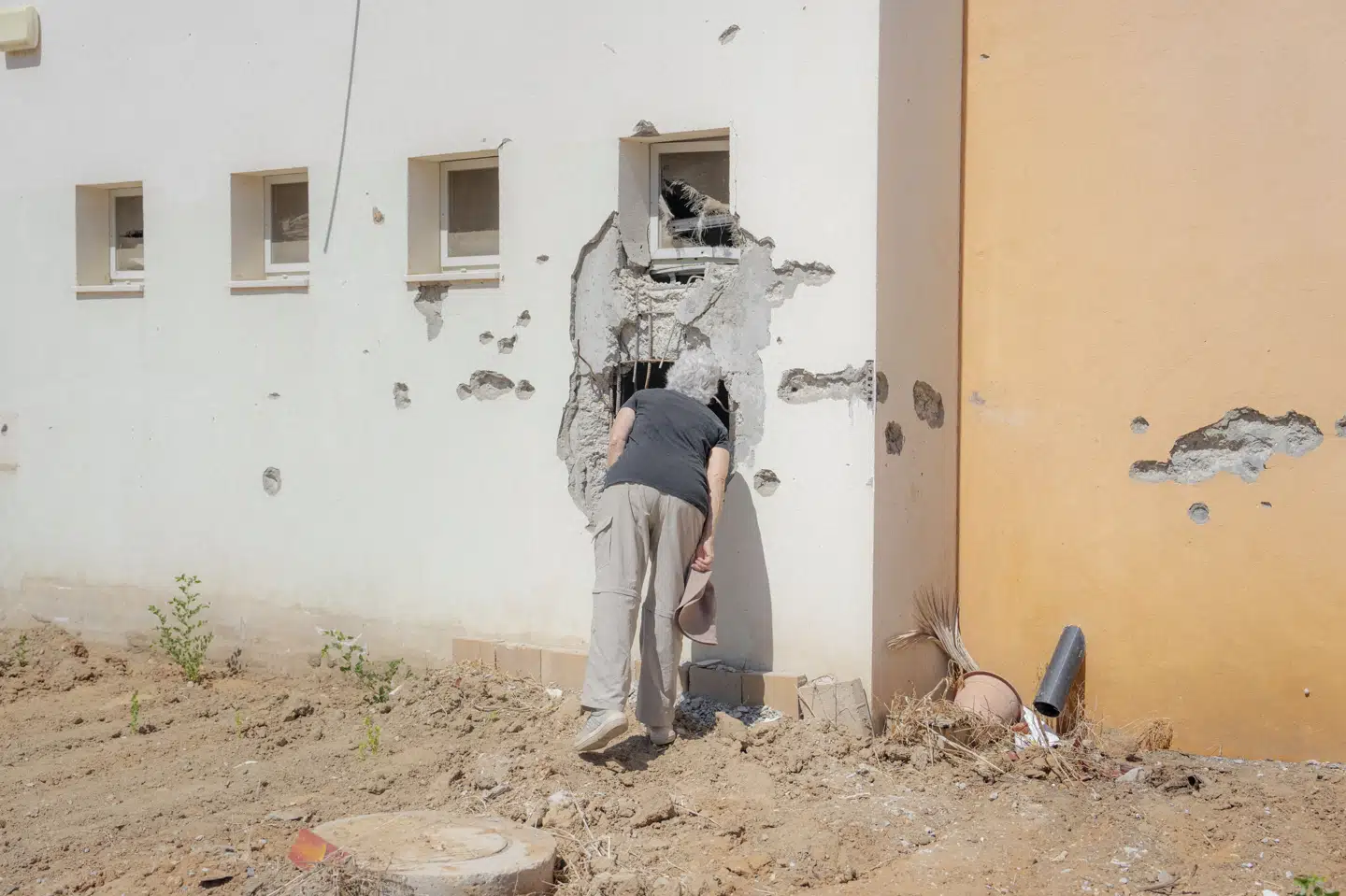 Kibbutz Be'eri i det sydlige Israel få kilometer fra Gaza blev udsat for en massakre, da Hamas angreb den 7 oktober 2023. 101 af byens indbyggere blev dræbt. 32 blev taget som gidsler. 73-årige Nili Bar Sinai overlevede selv angrebet i Kibbutzen, men mistede sin mand, der blev dræbt af Hamas. (Arkivfoto).