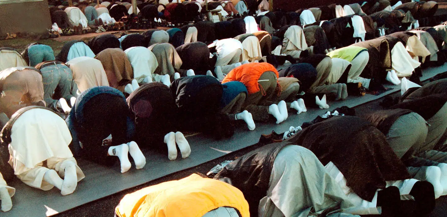 I Al-Hidayah Moskeen i Københavns Nordvestkvarter foregår der ikke kun prædikener og fredagsbønner. Der har fundet forhandlinger om blodpenge sted, viser politiets aflytninger, skriver TV 2.