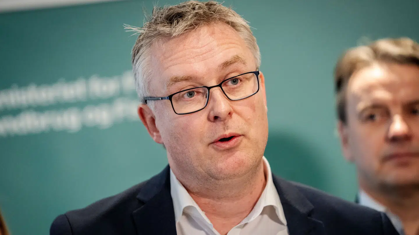 Fødevareminister Jacob Jensen beskyldes for at vildlede Folketingets partier. Ministeren har fremlagt skriftligt materiale, som viste, at man kom i mål med reduktion af kvælstof gennem særlige efterafgrøder. Det viser sig, at ministeriet ikke ved det.