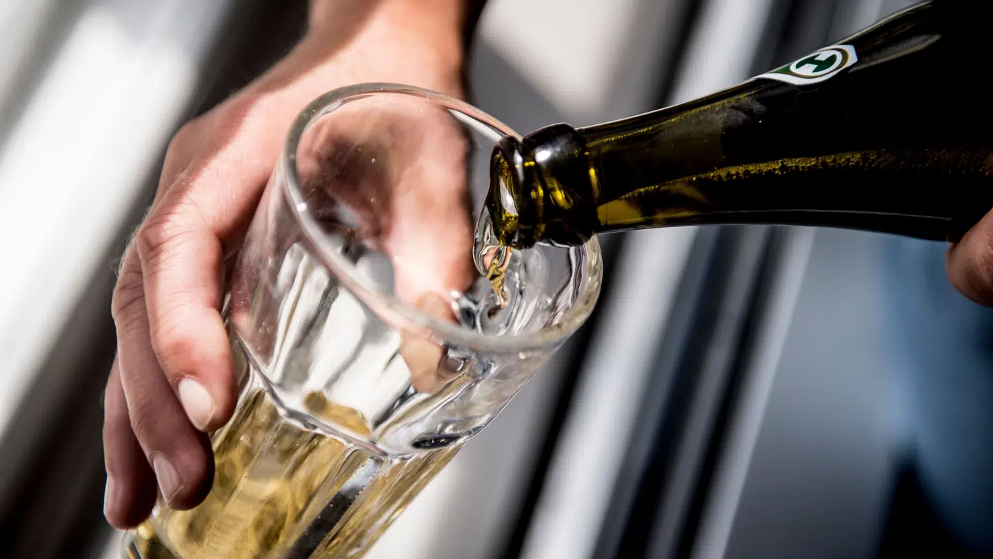 Det har længe været diskuteret, om øl eller vin er mest usundt.