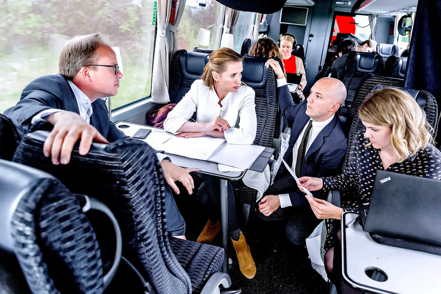 Mette Frederiksen og stabschef Martin Rossen diskuterer pressehenvendelser med andre fra partiets stab om bord på Socialdemokratiets valgbus. Til højre for statsministeren ses Mads Kolby, som dengang var presserådgiver i partiet, men som i dag er pressechef i Erhvervsministeriet.