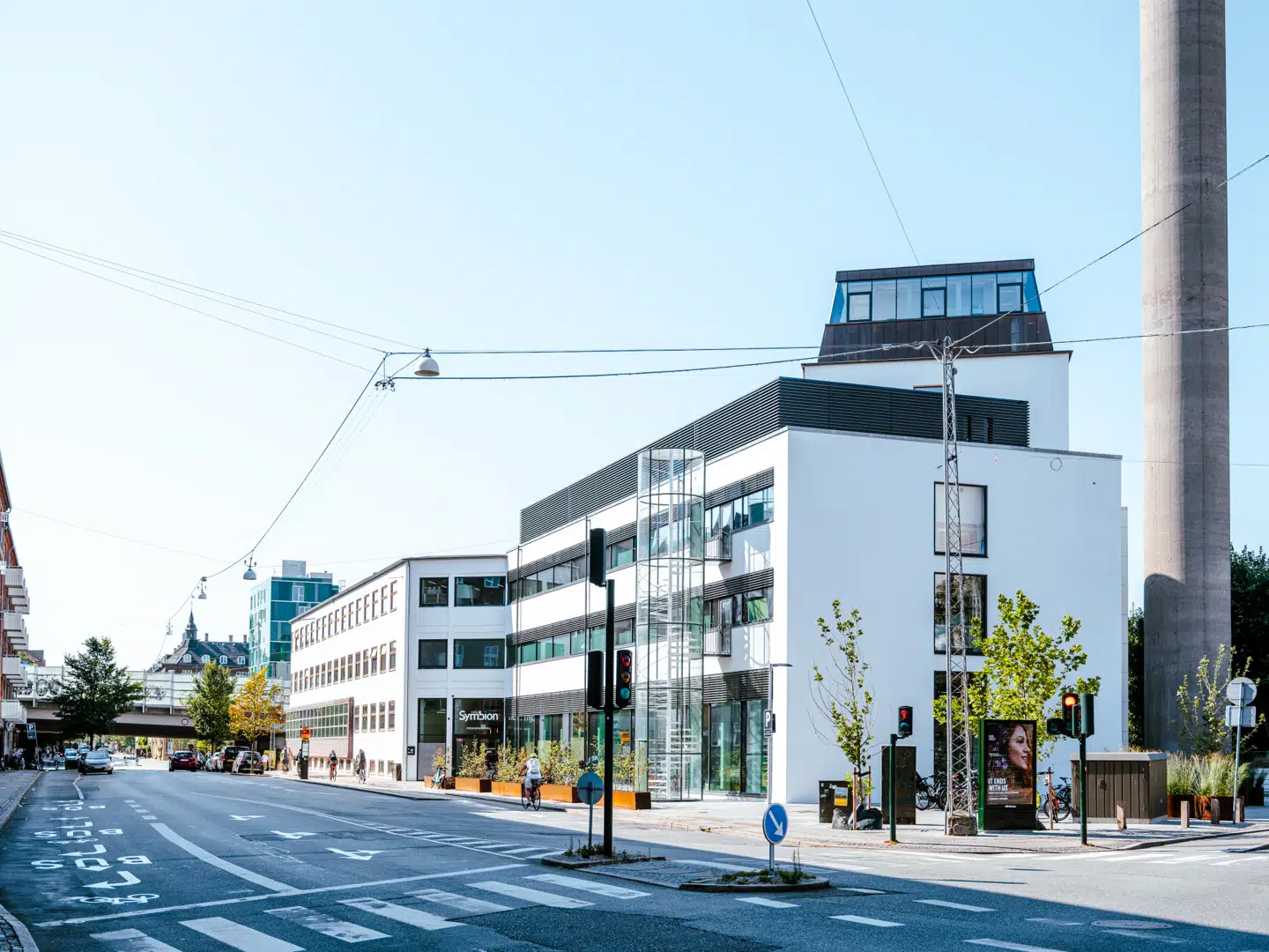 I det gamle arbejderkvarter på grænsen mellem Frederiksberg og Nørrebro troner Jacobsens hvide fabrik frem.