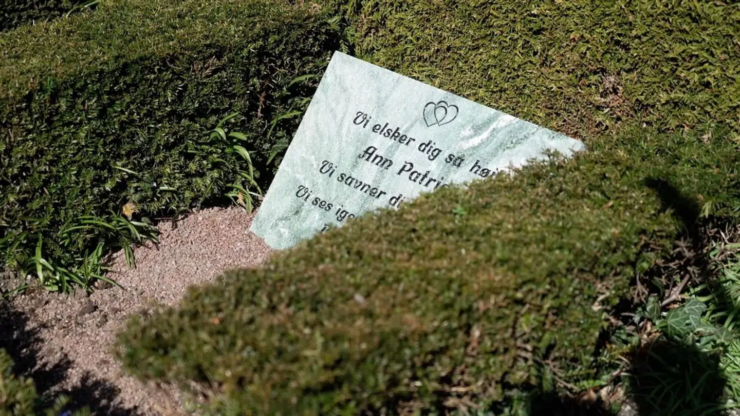 Mopper kom i jorden fem år efter sin død – efter at resterne af hendes aske havde stået i en tupperwarebøtte hjemme hos Linse – som man så det i 'Familien fra Bryggen’. På gravstenen står skrevet: 'Vi elsker dig så højt. Ann Patricia. Vi savner dig helt vildt. Vi ses igen – din bolsjehoved. Bobs to the Bobs.' Foto: Viaplay