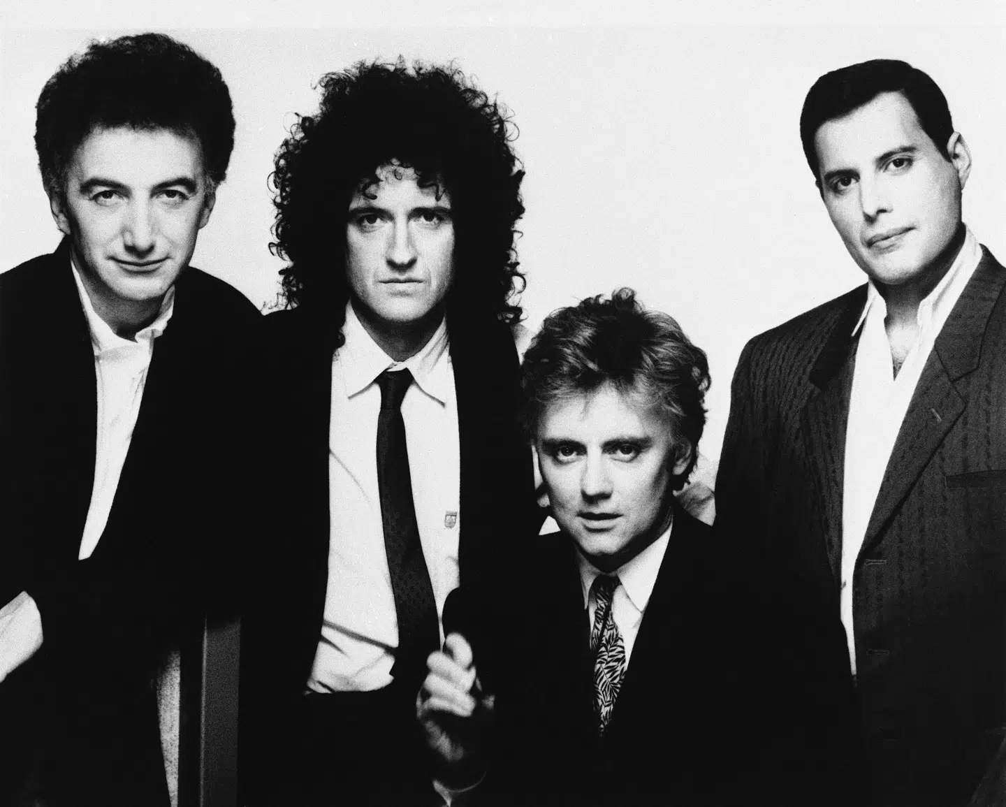 Det ikoniske rockband Queen med de originale bandmedlemmer i 1989: Bassist John Deacon, guitarist Brian May, trommeslager Roger Taylor og forsanger Freddie Mercury.