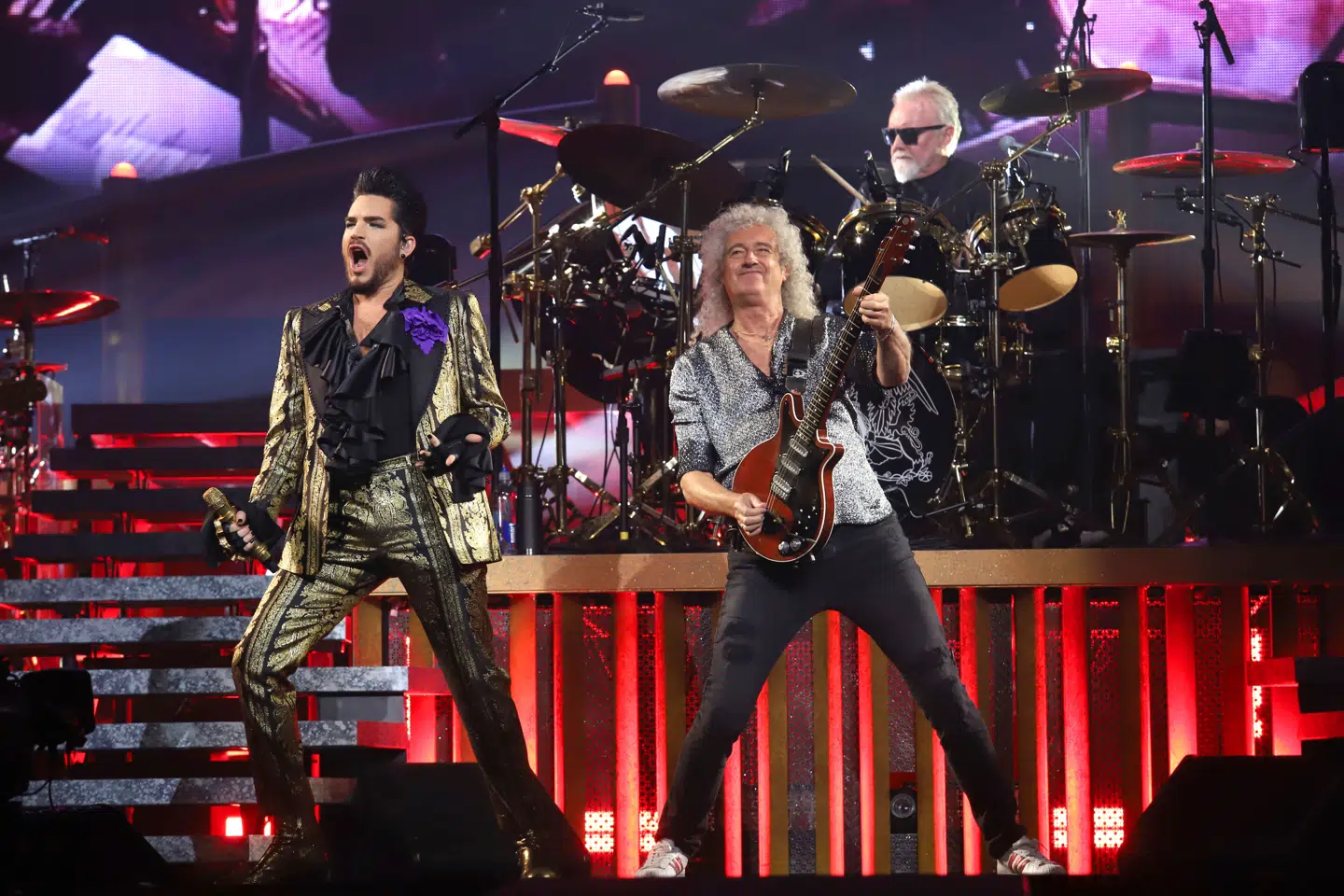 Queen består stadig af guitaristen Brian May og trommeslageren Roger Taylor, som her ses på turné med musikeren Adam Lambert, der har været på udlån som forsanger. En rolle, som det stiftende Queen-medlem Freddie Mercury originalt stod for.