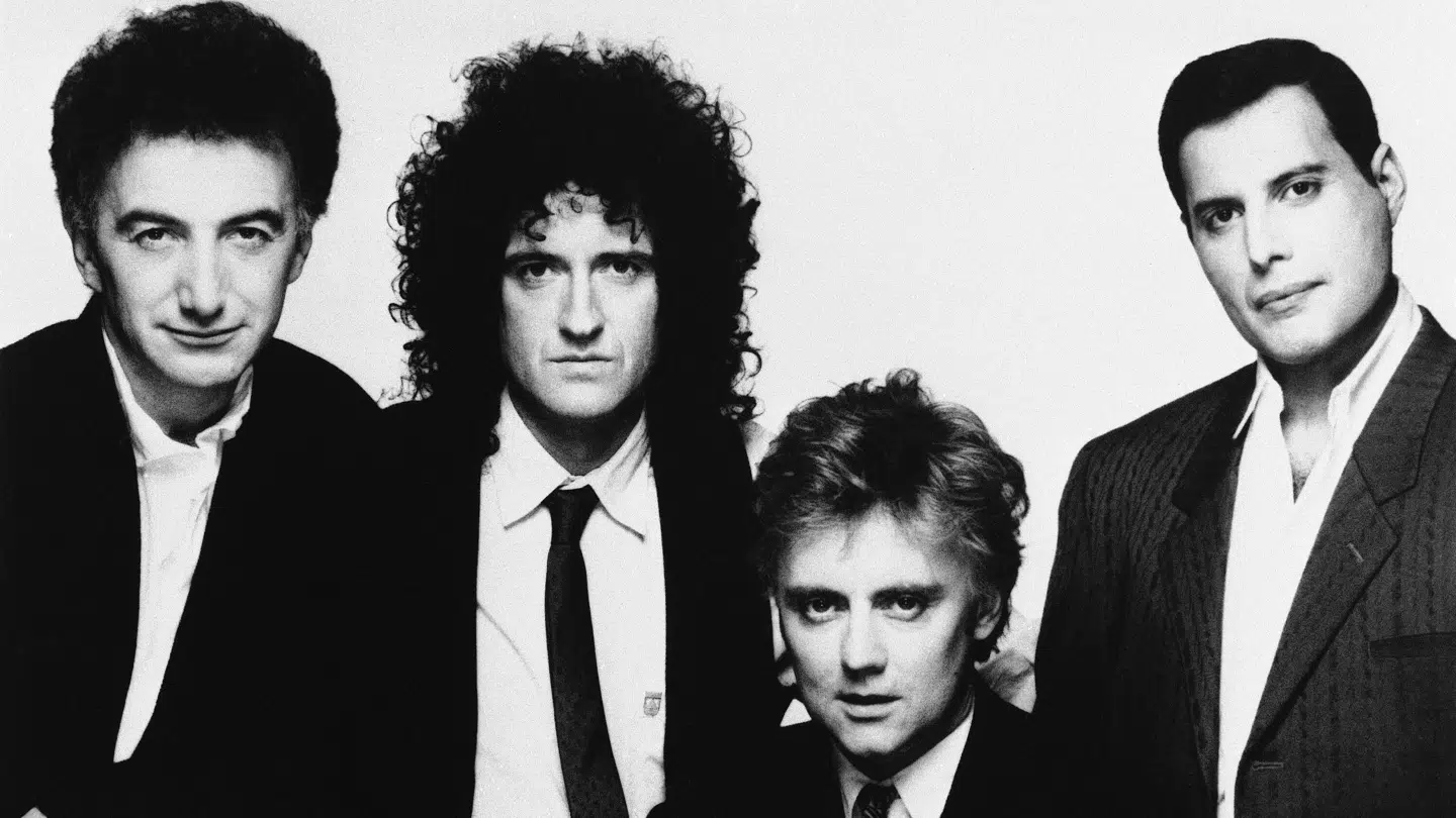 Det ikoniske rockband Queen med de originale bandmedlemmer i 1989: Bassist John Deacon, guitarist Brian May, trommeslager Roger Taylor og forsanger Freddie Mercury.