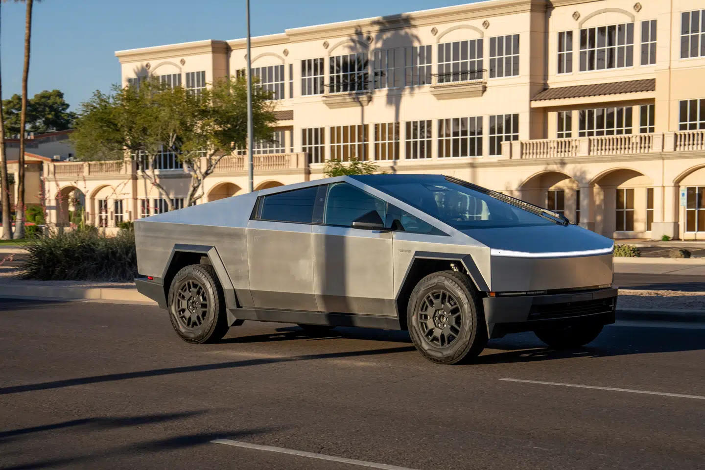 Teslas futuristisk udseende Cybertruck har været med til at sikre elbilgiganten et overraskende godt regnskab.