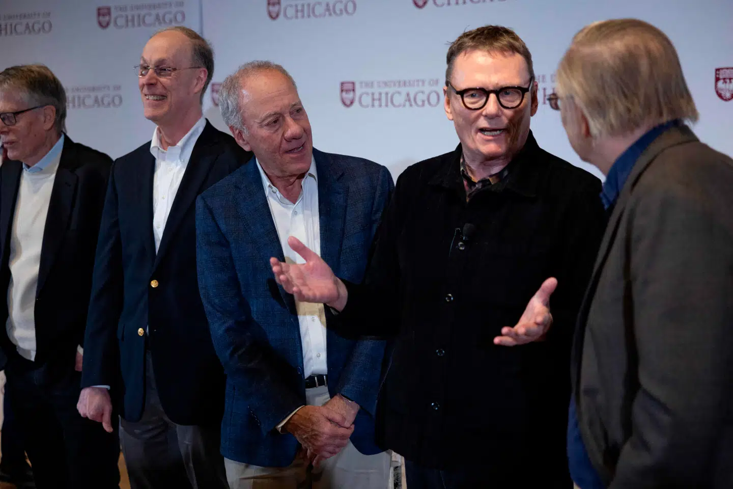 »Det viser, at de politiske ledere i Europa har en vigtig opgave i at sikre folkeligt engagement og opbakning til den økonomiske udvikling blandt alle borgerne, ikke kun blandt erhvervsledere og virksomheder.« På billedet ses James Robinson, Daron Acemoglu og Simon Johnson, som forleden blev tildelt nobelprisen.