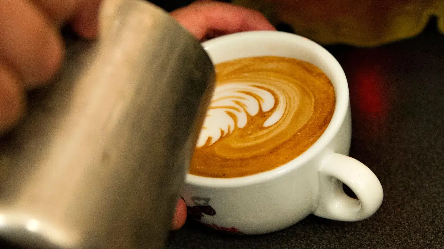 Kaffe kan påvirke hudens aldring på flere måder, lyder det fra en dansk forsker.