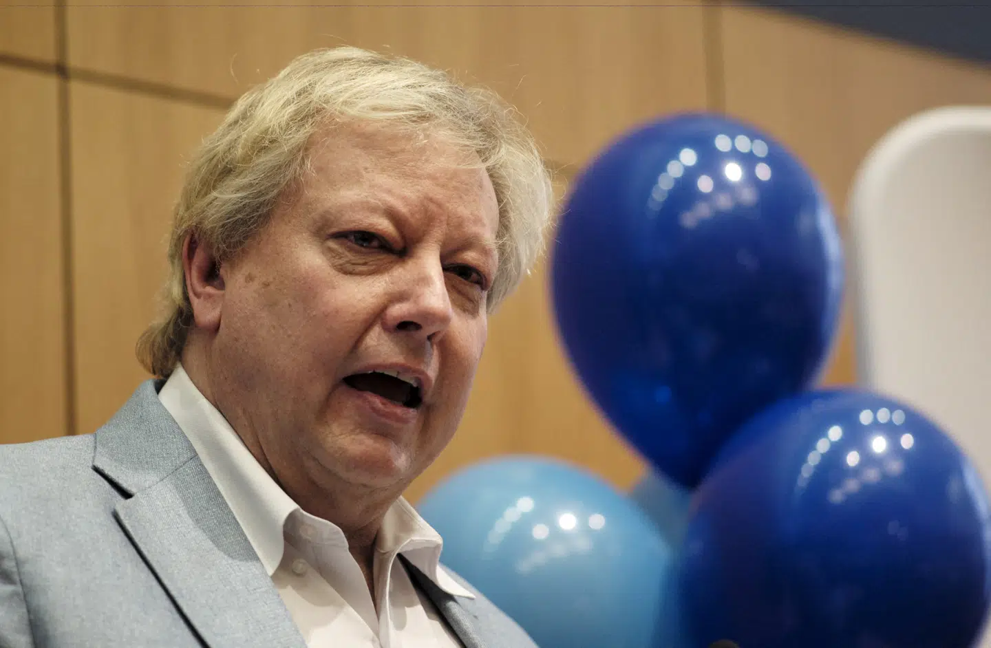 Her ses Wisetech Global-topchefen Richard White, da selskabet blev børsnoteret på den australske børs i Sydney, 11. april 2016. Sagen om Richard White kaldes en "sex-for-investment-skandale", fordi den involverer påstande om, at White brugte sin magtfulde position som topchef for WiseTech Global Ltd. til at indgå personlige relationer, herunder seksuelle, der førte til økonomiske goder og investeringer. Beskyldningerne indebærer, at White gav en medarbejder en luksusbolig uden at informere bestyrelsen og betalte millioner til en tidligere partner for at afslutte beskyldninger om upassende adfærd.