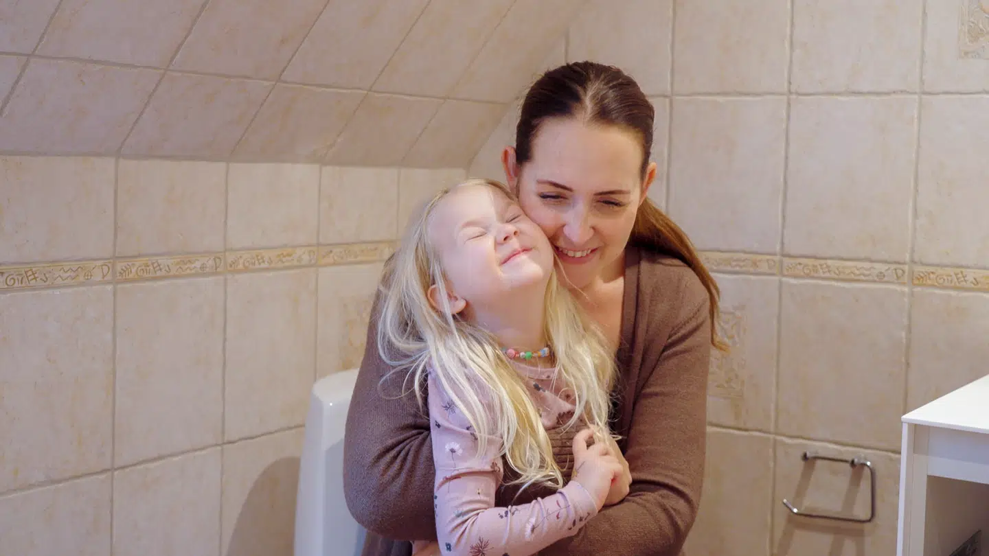 Stephanie 'Geggo' Salvarli med parrets yngste, den 4-årige datter Sia i hjemmet i Tårnby i familiens realityprogram 'Langt fra Bryggen'. Foto: Viaplay / Sune Keifer