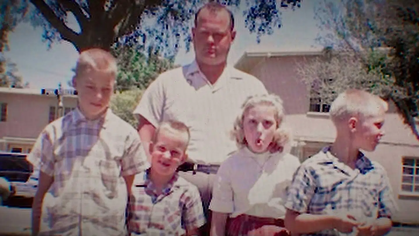 Arthur Leigh Allen har i årtier været mistænkt for at være manden bag seriemorderen »The Zodiac Killer«. Her ses »Mr. Allen« sammen med Phillys Seawaters fire børn, der er blandt hovedfortællerne i Netflix' nye dokumentarserie, »This Is the Zodiac Speaking«.