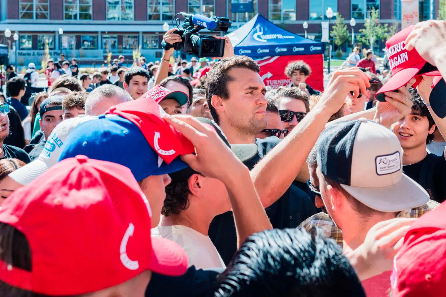 Charlie Kirk signerer kasketter under et besøg på University of Nevada tidligere på måneden. Foto: Andri Tambunan, Scanpix
