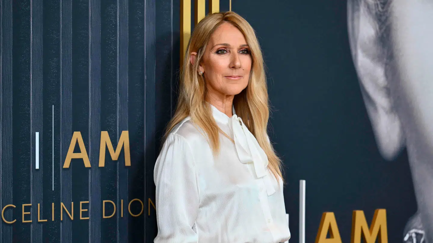 Céline Dion optrådte onsdag aften i Los Angeles. Det er første gang siden sin storslåede sang ved OLs åbningsceremoni i sommer, at hun optræder. Billedet er hentet i arkivet og viser sangerinden ved premieren på filmen om hendes liv.