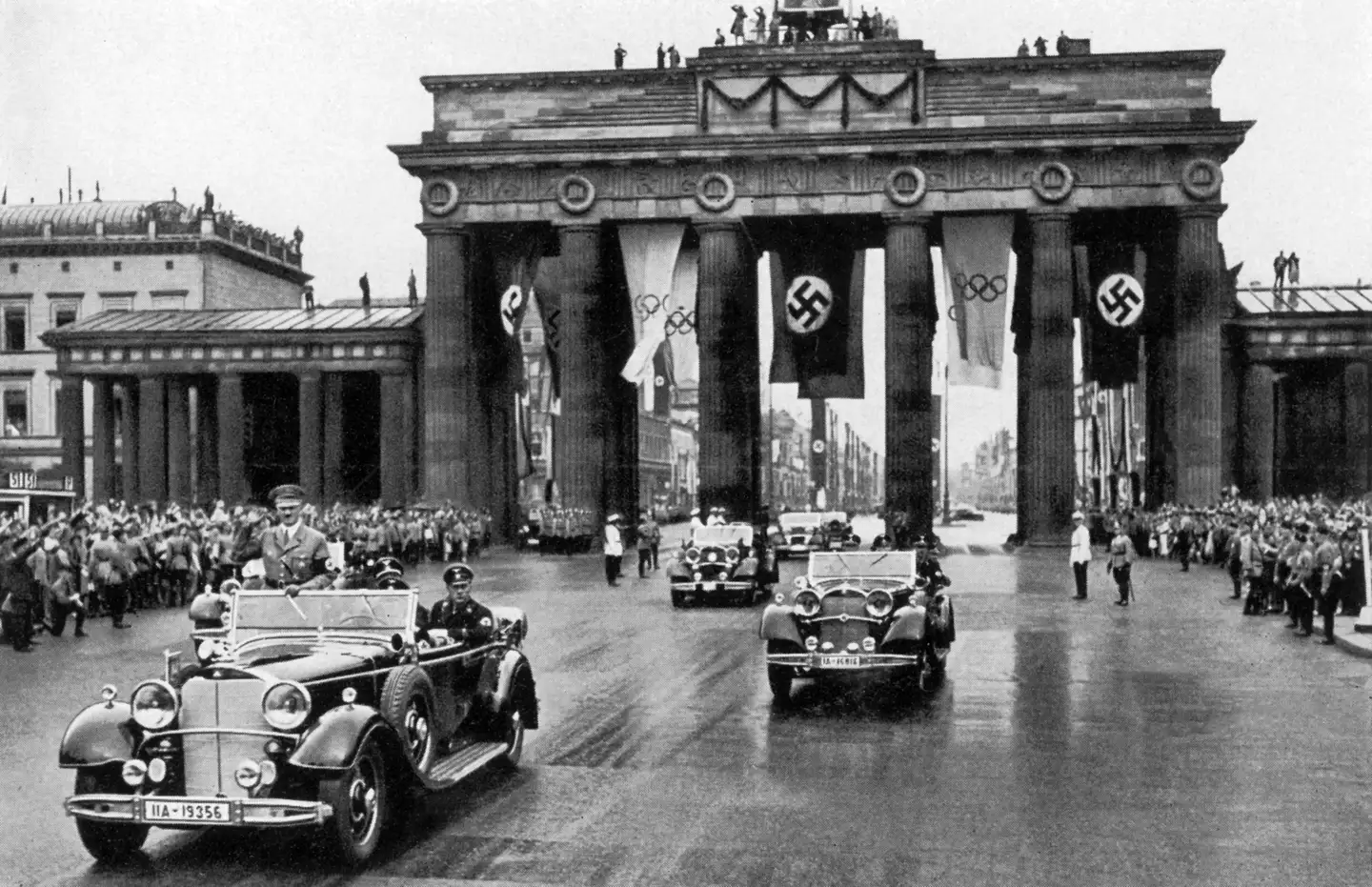 Den tyske propagandamaskine gjorde alt for at sikre, at det altid fremstod, som om Nazi-regimet havde fuld kontrol, og at krigen gik efter Hitler og hans generalstabs planer. Journalister som Berlingskes Paul E. Stemann var underlagt censur og måtte derfor finde ud af, hvordan de kunne fortælle om situationens rette tilstand for læserne derhjemme.