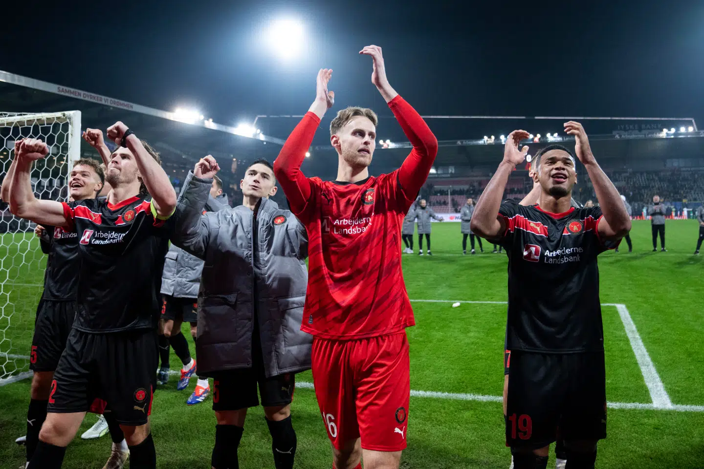 Målmand Elias Olafsson og de øvrige FC Midtjylland spillere fejrer sejren med deres fans efter UEFA Europa League-kampen mellem FC Midtjylland og Royale Union SG på MCH Arena i Herning torsdag den 24. oktober 2024.