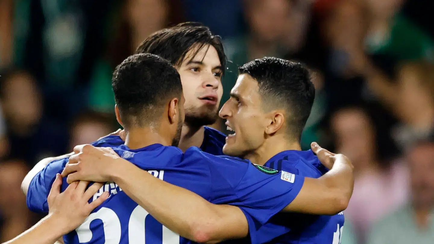 Kevin Diks fejrer målet med Elias Achouri og Mohamed Elyounoussi.