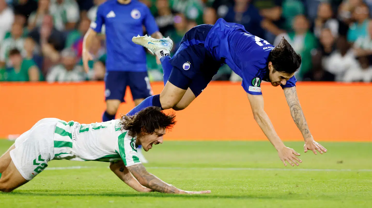 Hector Bellerin laver ulovligheder. Straffespark til FCK og Kevin Diks.