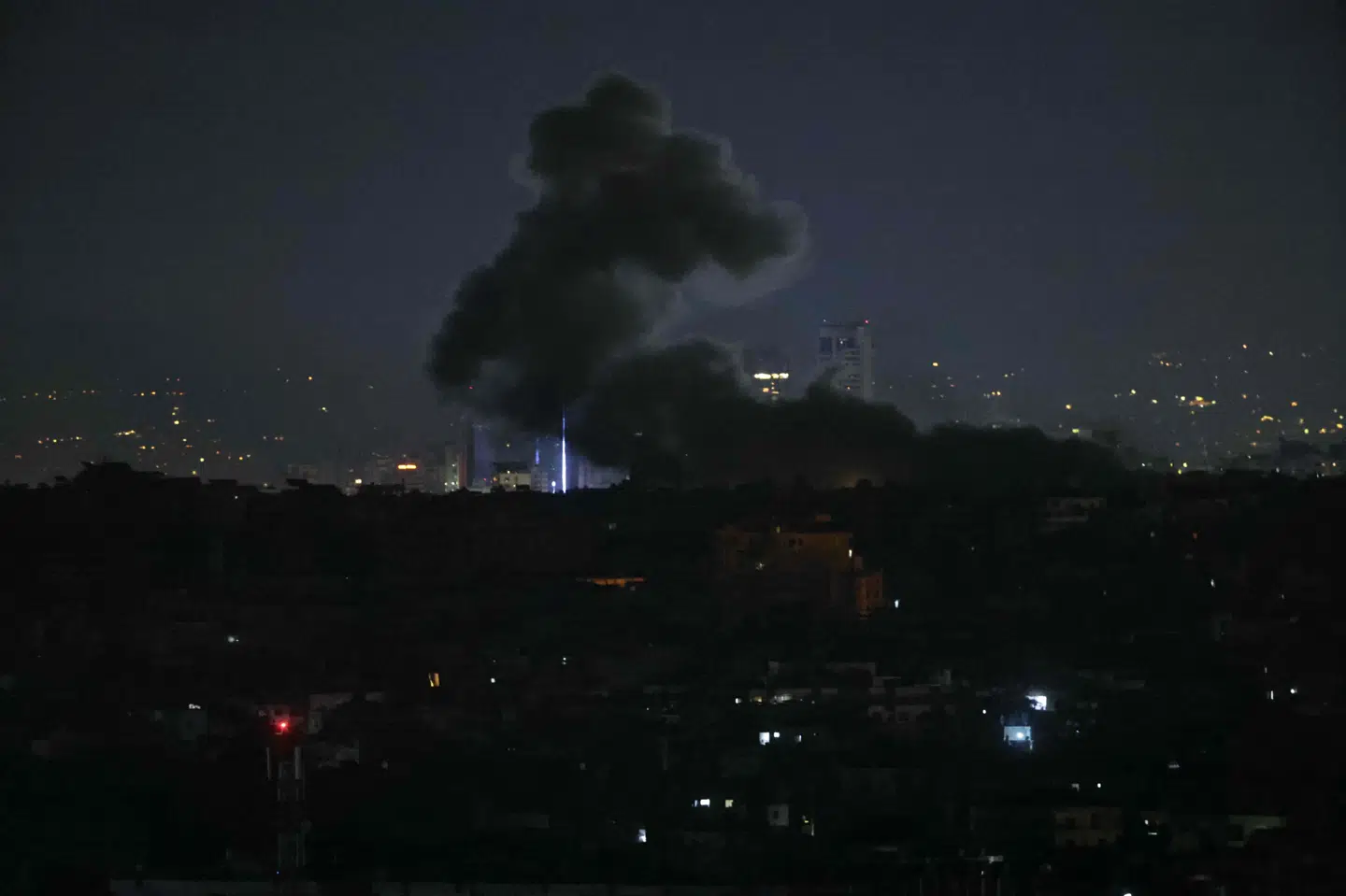 Røg stiger fra et luftangreb i Beiruts forstæder natten til fredag. Israel begyndte 23. september i år at intensivere sine angreb mod Libanon, og landet har også sendt infanterisoldater ind i Libanon.